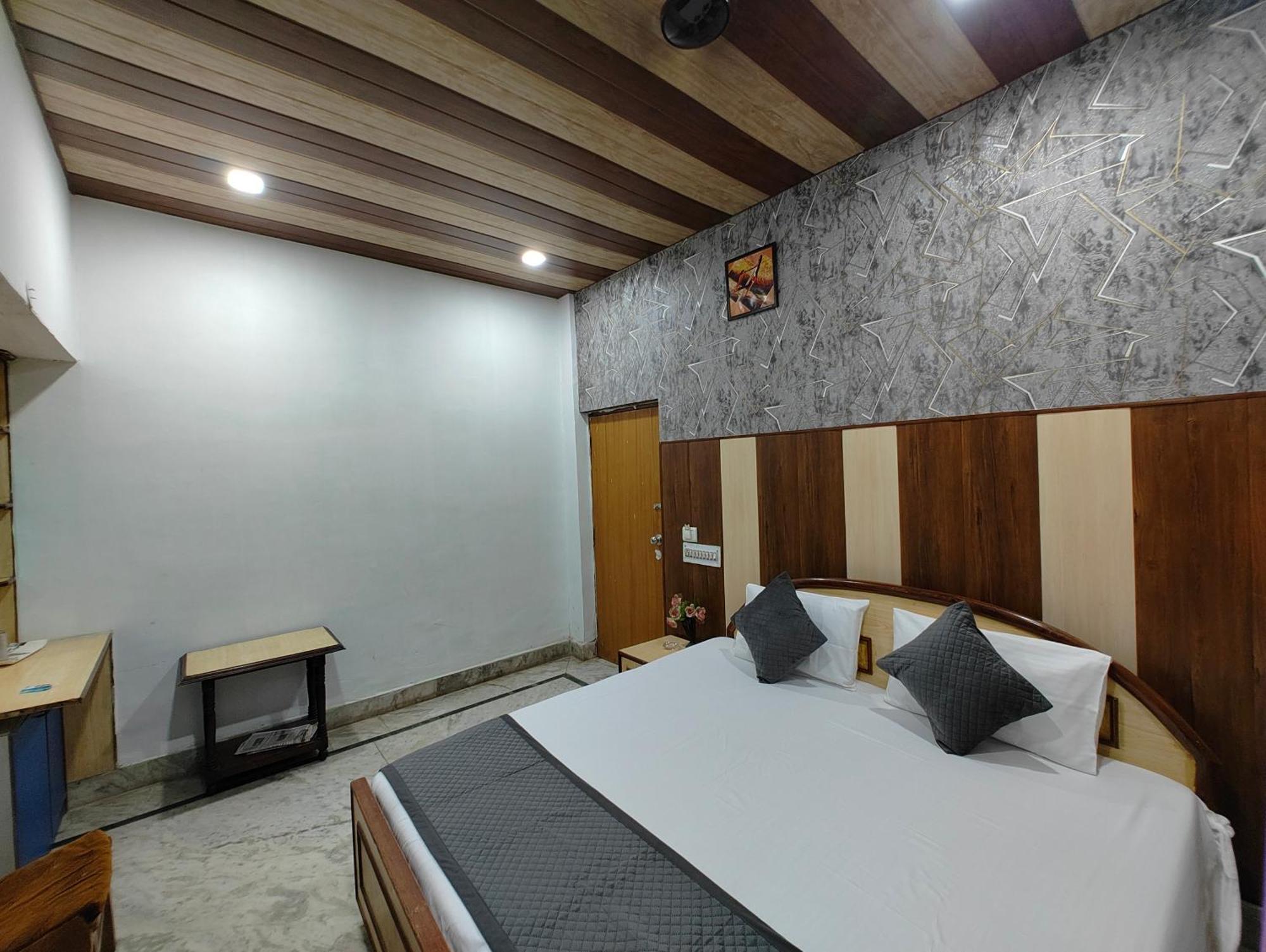 Swarajya Palace Hotel *